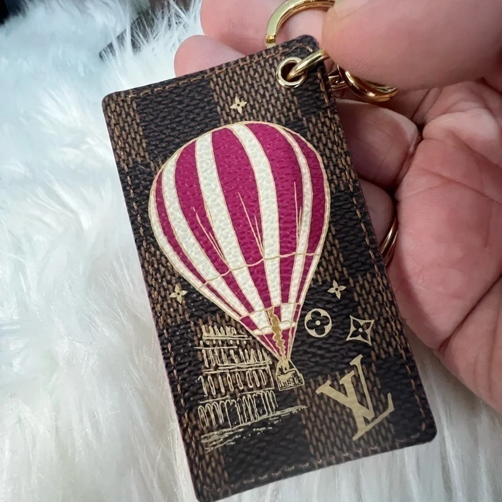 𝅺LOUIS vuitton Brown Illustre Air Balloon DE charm intial EC